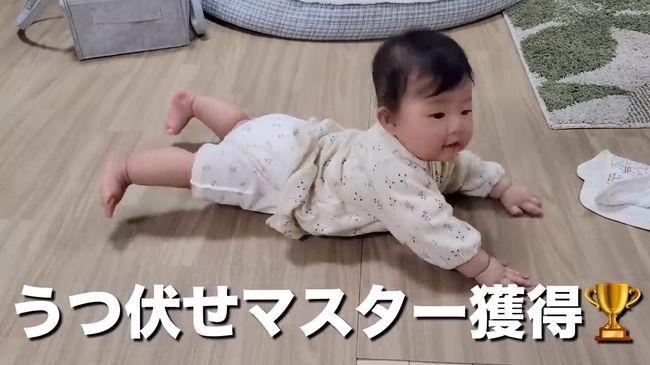 柴犬に触りたくて寝返りができてしまう赤ちゃん