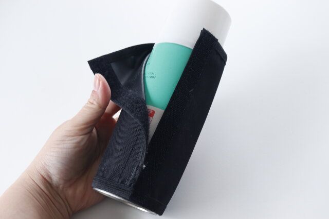 スプレー缶にエアゾールスプレー缶カバー（モノクロ）を着けた様子