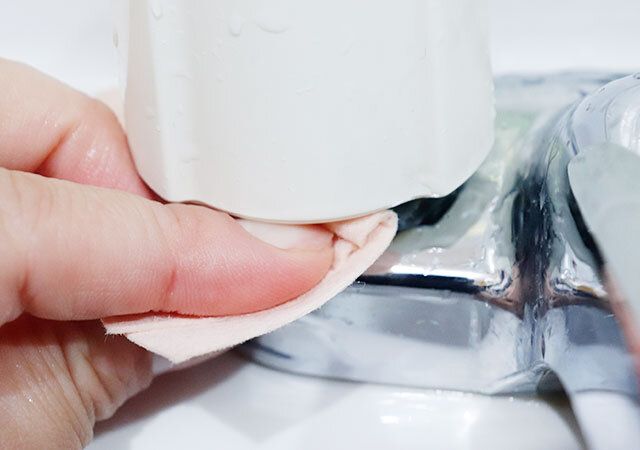 ココフキ ピカ磨きクロス 酸化セリウム＋8枚入で蛇口を掃除した様子