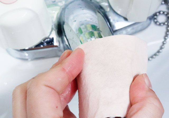 ココフキ ピカ磨きクロス 酸化セリウム＋8枚入で水回りを掃除した様子