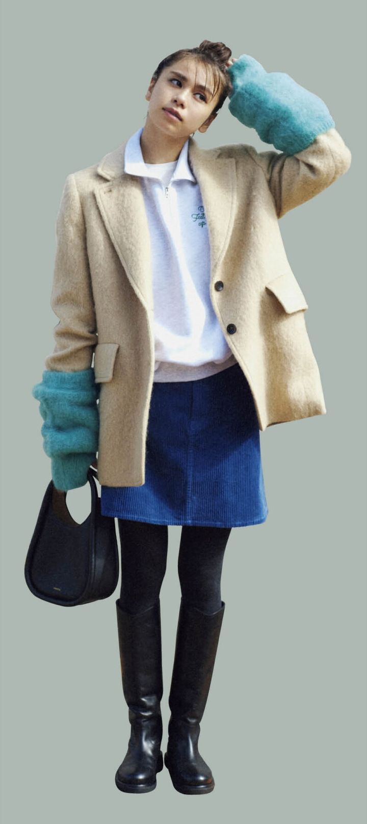 スウェット￥12,980（ウェーブユニオン／スピック＆スパン ルミネ有楽町店） 長袖Tシャツ￥8,250（バンヤードストーム／エレメントルール カスタマーサービス） コーデュロイスカート￥31,900（RHC ロンハーマン） タイツ￥4,400（ブルー フォレ／ロンハーマン） アームウォーマー￥16,500（サロン アダム エ ロペ） ハンドバッグ￥39,600（オルセット／オルサ） ロングブーツ￥59,400（ギャルリー・ヴィー／ギャルリー・ヴィー 丸の内店） ※ジャケットは同じ