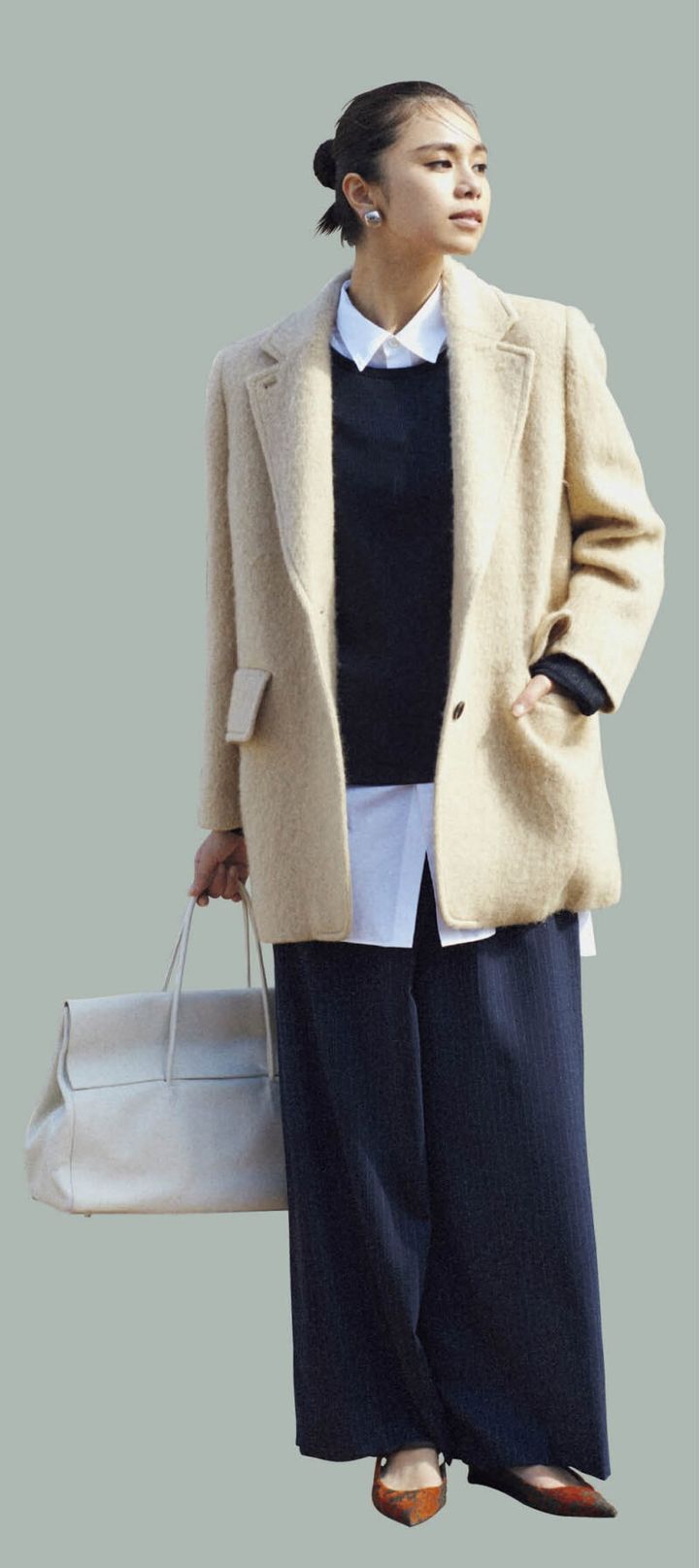 白シャツ￥31,900（カオス／カオス丸の内） リブニット￥17,600（エーピー ストゥディオ／エーピー ストゥディオ ニュウマン シンジュク） ラップパンツ￥41,800（ウーア／ビューティ＆ユース ユナイテッドアローズ みなとみらい店） イヤリング￥27,500（ニナエジュール／ピモンテ） ボストンバッグ￥28,600（ハァウ／ウィム ガゼット ルミネ新宿店） メリージェーンシューズ￥64,900（ペリーコ／エブール GINZA SIX店） ※ジャケットは同じ