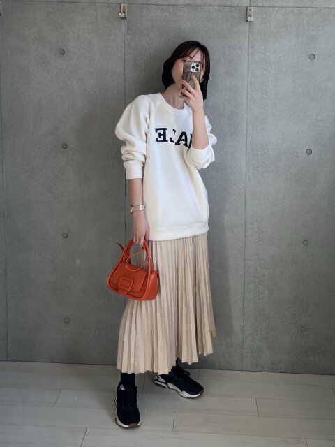 スウェットとプリーツスカートのきれいめコーデ