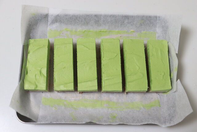 抹茶と小豆のスティッククリーム大福 レシピ 凍らせたクリームをカットする