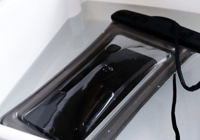 セリアのスマホ防水ケースに入れた状態で水に浮かせた様子