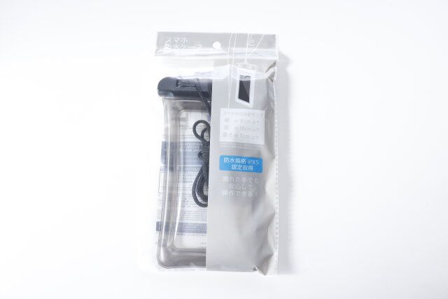 セリアのスマホ防水ケースのパッケージ