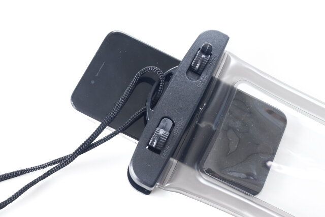 セリアのスマホ防水ケースにスマートフォンを入れた様子