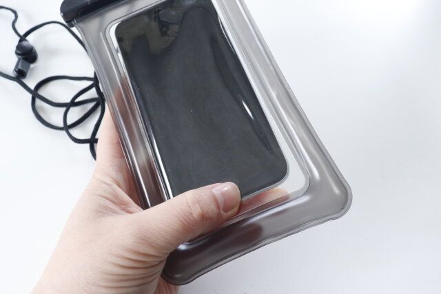 セリアのスマホ防水ケースに入れた状態でスマートフォンを操作する様子