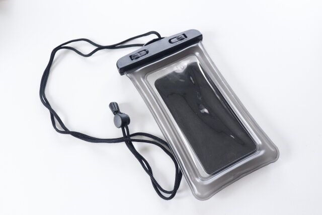 セリアのスマホ防水ケースにスマートフォンを入れた様子