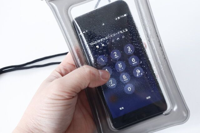 セリアのスマホ防水ケースに入れた状態でスマートフォンを操作する様子