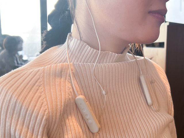 バンド部分を首にかけたら、スピーカー部分を耳にひっかけるだけ