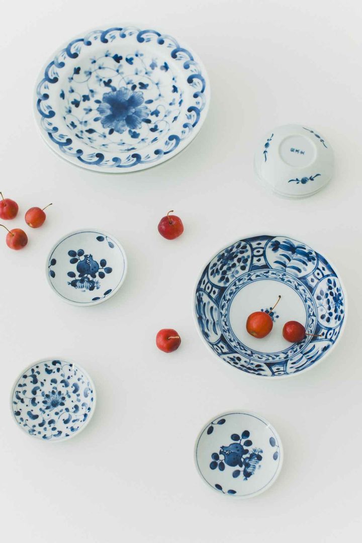 画像: 【dec. BY CLIP】花一輪プレート¥1,980・藍花深皿¥1,320・ざくろ小皿¥660・唐草小皿¥660 www.dot-st.com