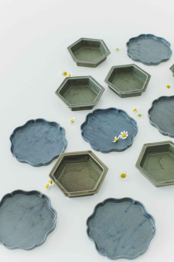 画像: 【dec. BY CLIP】布目六角小鉢¥990、かやめ模様プレート¥990 www.dot-st.com