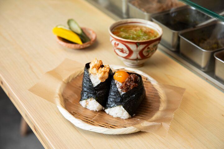 握りたてほかほかの具だくさんおにぎりがうれしい♪雑司が谷「おにぎり・とん汁 山太郎」