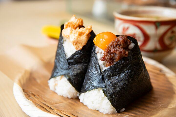 握りたてほかほかの具だくさんおにぎりがうれしい♪雑司が谷「おにぎり・とん汁 山太郎」