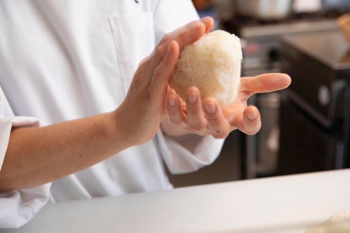 握りたてほかほかの具だくさんおにぎりがうれしい♪雑司が谷「おにぎり・とん汁 山太郎」