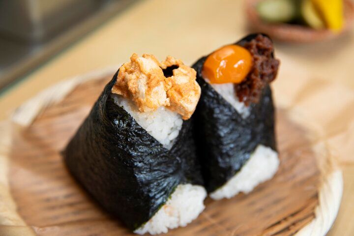 握りたてほかほかの具だくさんおにぎりがうれしい♪雑司が谷「おにぎり・とん汁 山太郎」