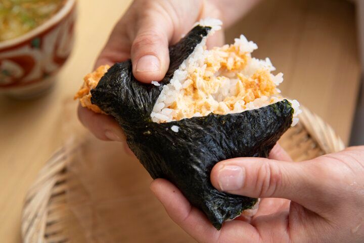 握りたてほかほかの具だくさんおにぎりがうれしい♪雑司が谷「おにぎり・とん汁 山太郎」