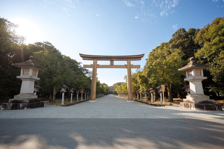 緑に囲まれた神聖な空間へ。奈良の「橿原神宮」で日本のはじまりを感じる参拝を 