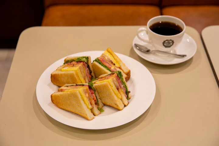 日本で最も古いとされる喫茶店、銀座「カフェーパウリスタ」で文豪たちが愛したコーヒーを味わう