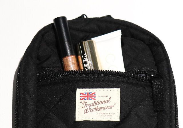 Traditional Weatherwear [トラディショナル ウェザーウェア] キルティング スマホショルダーバッグのファスナー付きのポケット