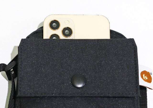 A BATHING APE（R）［ア ベイシング エイプ］お財布機能付きスマホショルダーのスマホポケット