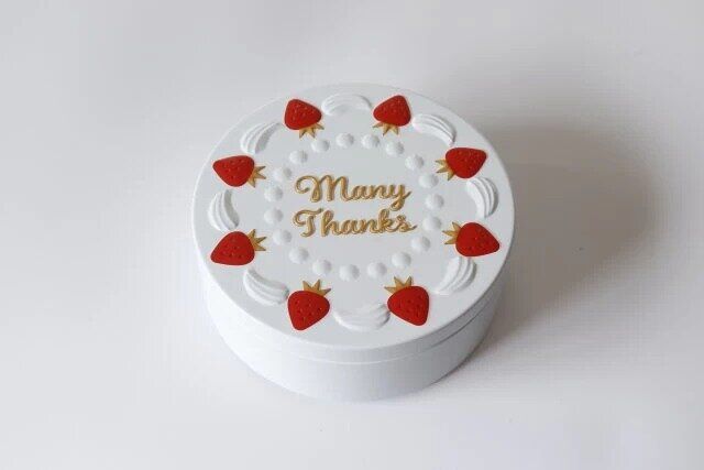 セリアのギフト缶 ケーキのパッケージ