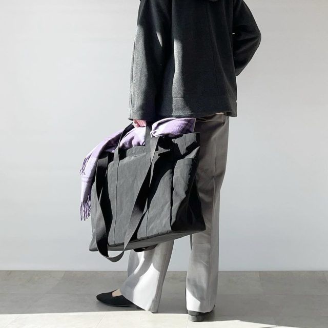 GU「コージーメルトンショート」GR後ろの女性