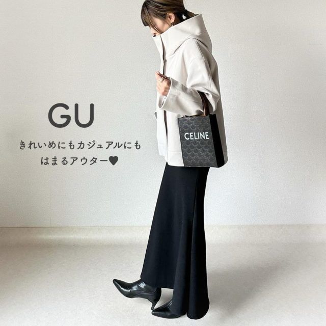GU「コージーメルトンショート」ブラックロングSKコーデの女性