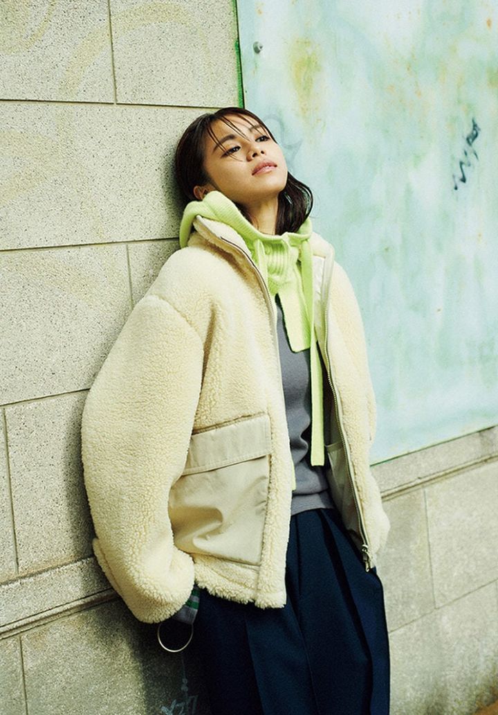 ジップブルゾン￥31,900、フードバラクラバ￥12,650（アダム エ ロペ） トップス￥17,600（フィル ザ ビル／フィル ザ ビル マーカンタイル 青山） タックワイドパンツ￥32,500（シーニュ）