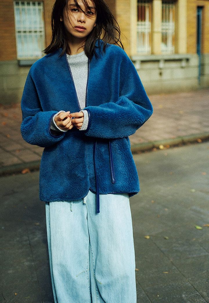 ウールボアジャケット￥56,100（RHC ロンハーマン） ラメニット￥24,200（ウィム ガゼット／ウィム ガゼット ルミネ新宿店） デニムパンツ￥23,100（ケラウズランブラ／ジャック・オブ・オール・トレーズ プレスルーム）