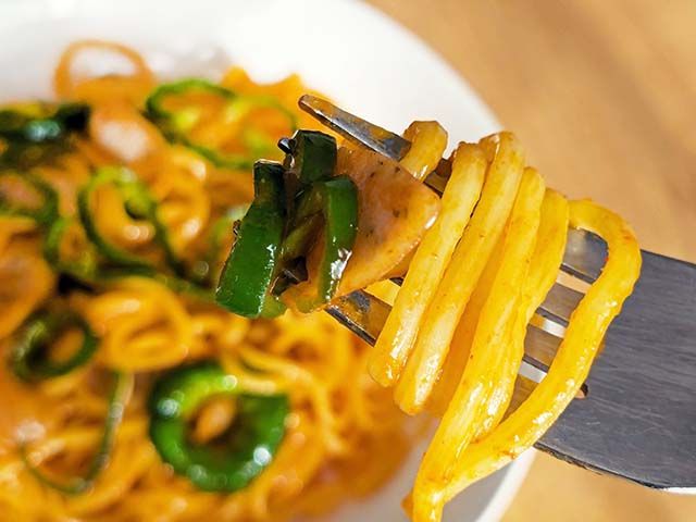 「キムチナポリタン」をフォークですくっている様子