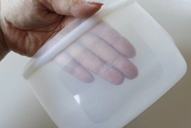 ダイソーのチャック式シリコーン保存袋はお肉の下ごしらえやスープ類の保存に便利