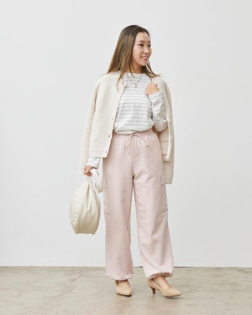 ピンクのスウェットカーゴパンツを着用したコーデ