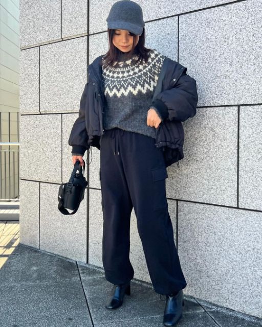 黒のスウェットカーゴパンツとニットのコーデ