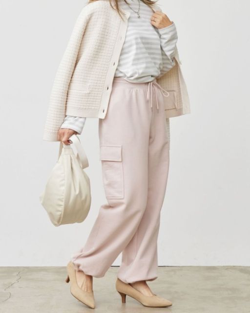 ピンクのスウェットカーゴパンツを着用