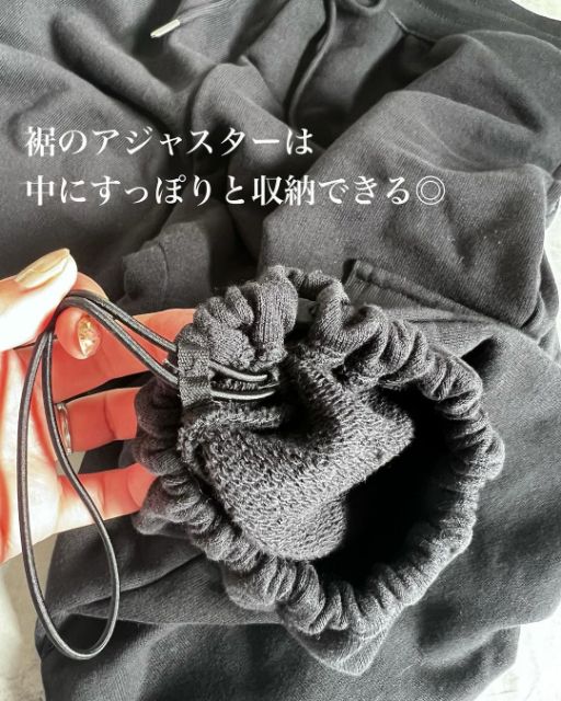 黒のスウェットカーゴパンツの裾部分