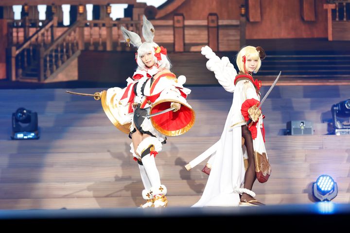 味方のピンチに駆けつけて、客席から登場するマコラ（写真左）にはビックリしました！ 口上も演出も全てがかっこいい……。