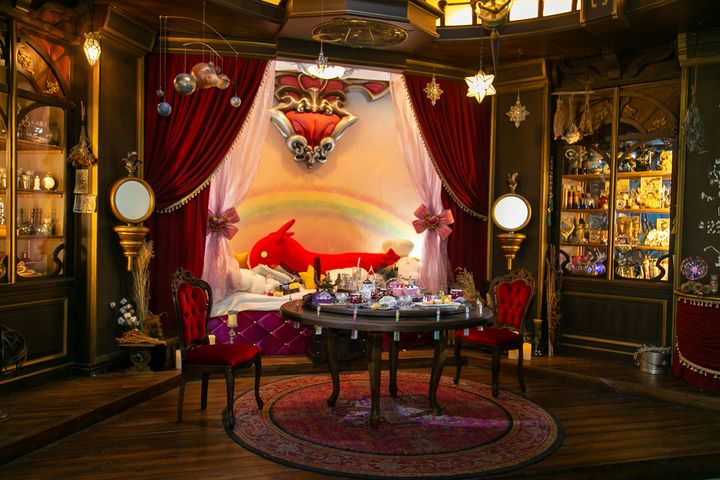 カリオストロの錬金術実験室を模した部屋。真ん中にいるウロボロスがかわいい。