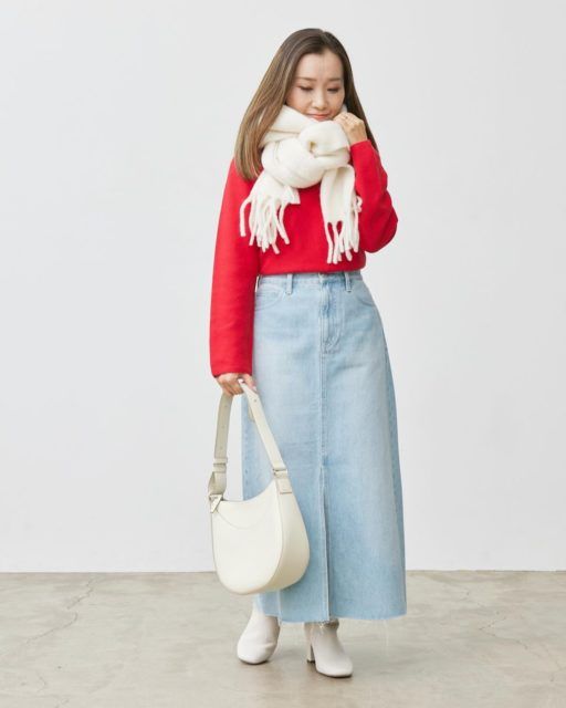 UNIQLOのデニムロングスカートのカットオフバージョンと赤ニットのコーデ
