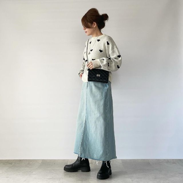 UNIQLOのデニムロングスカートのカットオフバージョンを着用している