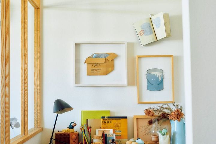 「イデー」VMD 小林夕里子さんのデスクでお気に入りの古賀充さんのアート