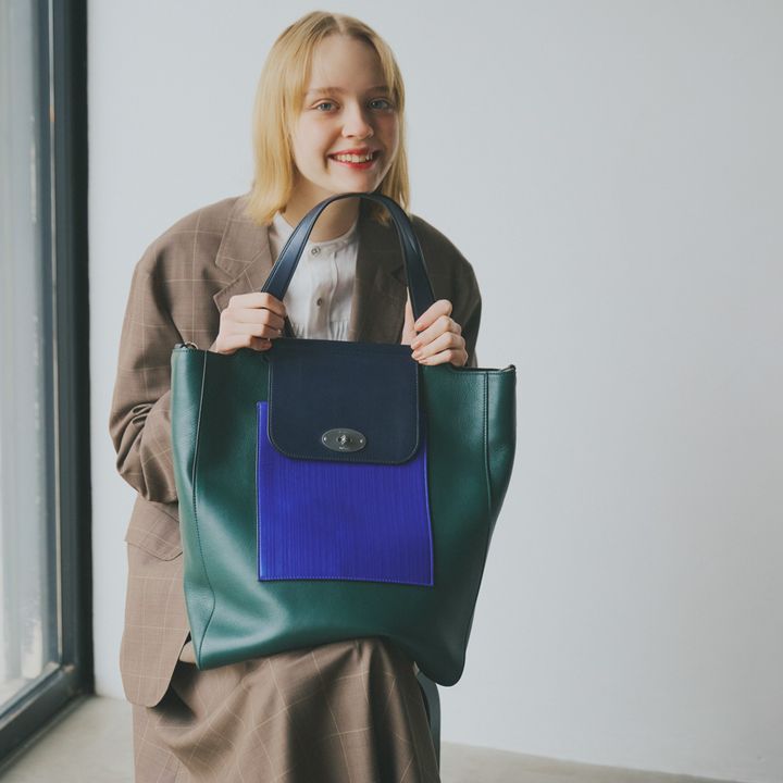 きれい色のメッセンジャートートバッグが新生ジャケットスタイルのアクセントに。【マイスタンダードブック】