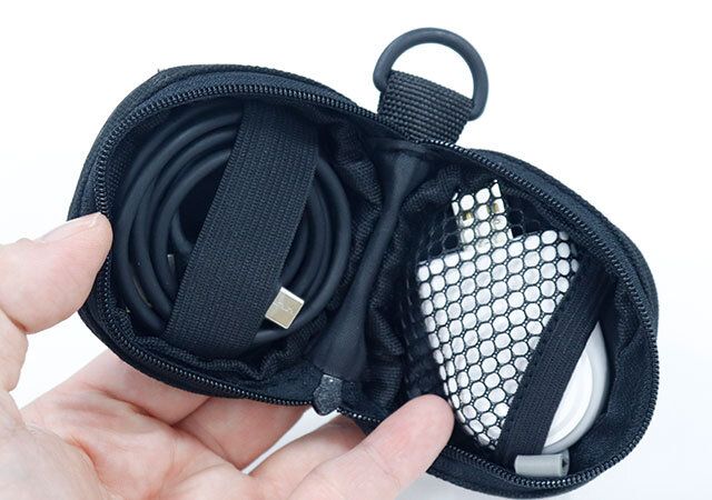 ダイソーのマルチミニポーチにガジェットを収納した様子