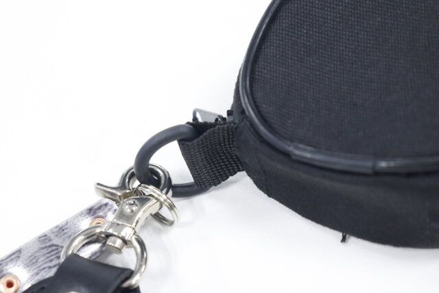 ダイソーのマルチミニポーチのDカンにストラップを入れた様子