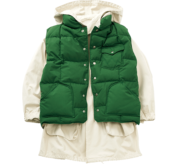ダウンベスト￥38,500（ラングラー／エドウイン・カスタマーサービス） コート￥52,800（ザ シンゾーン／シンゾーン ルミネ新宿店）