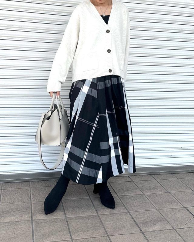 UNIQLO 「スフレスヤーンショートカーデ」コーデの女性横