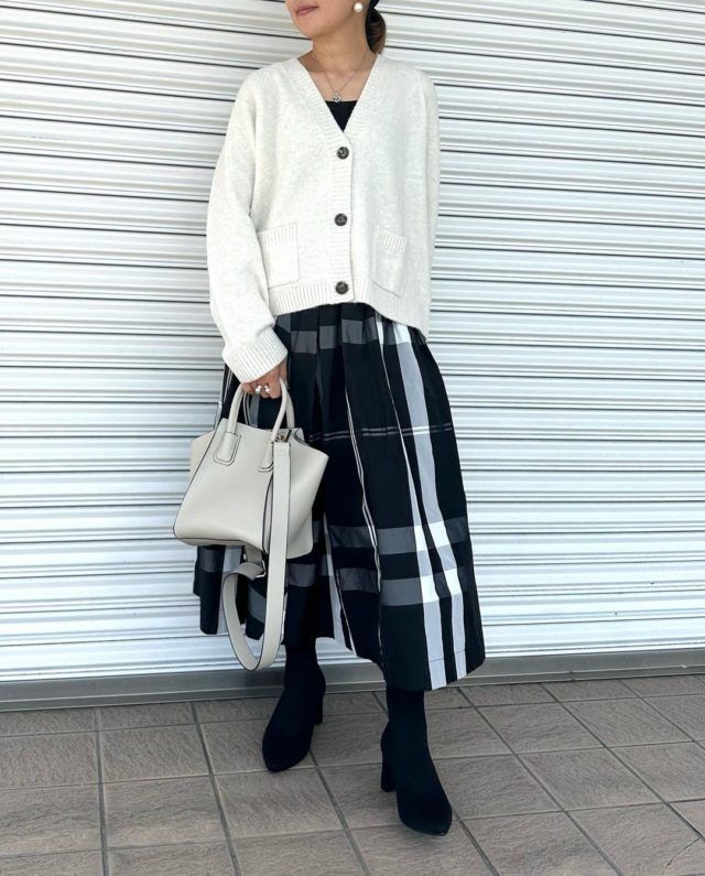 UNIQLO 「スフレスヤーンショートカーデ」コーデの女性正面