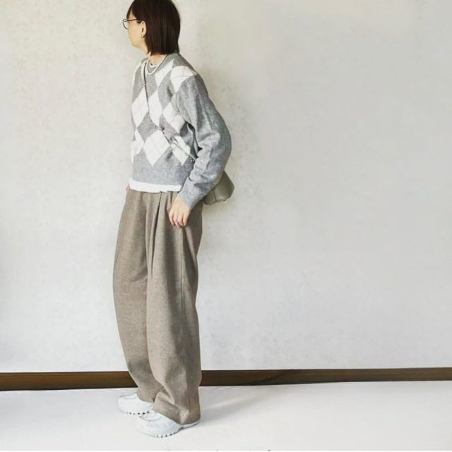 UNIQLO 「アーガイルセーター」着用女性横向き