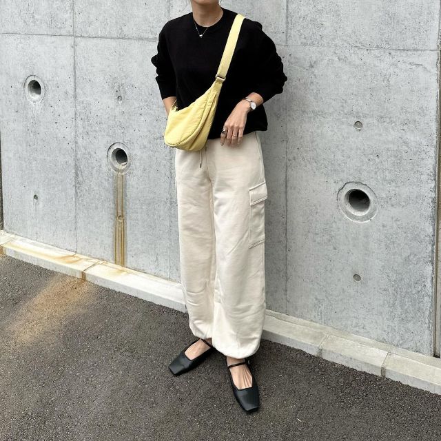 白のスウェットカーゴパンツを着用したコーデ